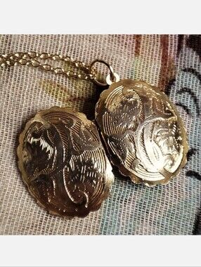 Gold Tone Double Picture Double Sided Locket Embossed Scalloped Edge Necklace